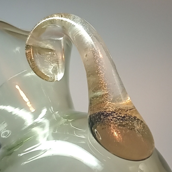 Vintage hand blown green glass pitcher, with gold fleck and applied handle. - Picture 4 of 6